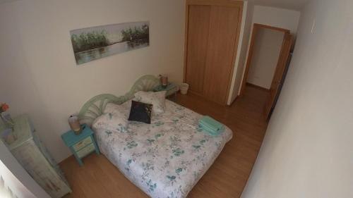 a small bedroom with a bed in a room at Apartamento Ronda San Antón in Toro