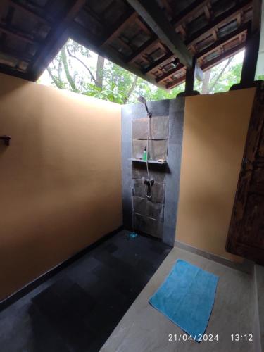 a small room with a shower and a sink at Dune Alaya Ecolodge in Pemuteran