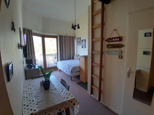 - une chambre avec une table et un lit dans l'établissement LES DRYADES Vue montagne, à Gérardmer