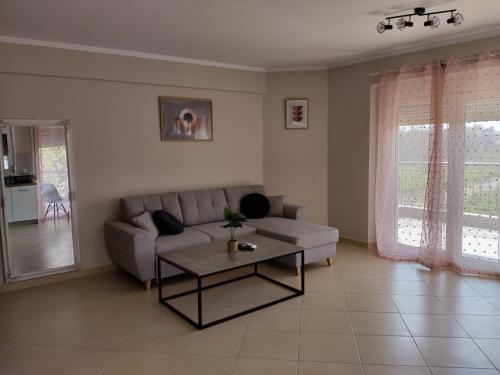 uma sala de estar com um sofá e uma mesa em Fanari Apartment em Fanárion