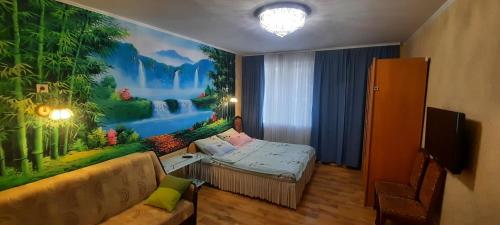 ein Schlafzimmer mit einem Gemälde eines Zimmers mit einem Bett in der Unterkunft Затишна, домашня 43м в тихому зеленому місці Поруч Центральний парк Університет in Irpin