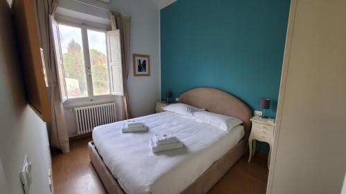 1 dormitorio con cama blanca y ventana grande en Petrarca Sweet Home, en Florencia