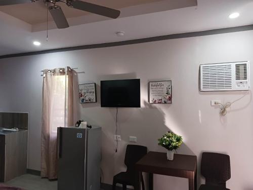 a living room with a tv on a wall at Vejaleiluc Guest House in Dao