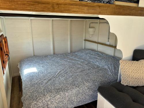 um quarto num trailer com uma cama em Vintage chalet with stunning vieuws em Estepona