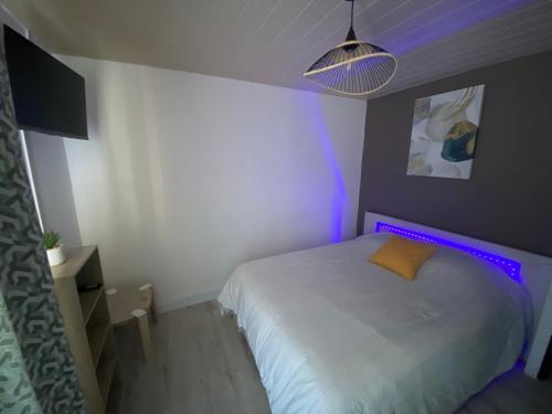 מיטה או מיטות בחדר ב-Studio Centre Port avec piscine résidence Port Richelieu
