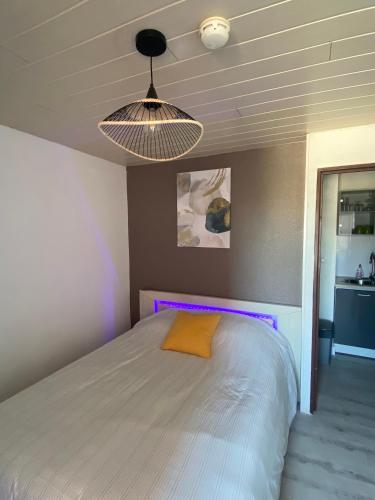 - une chambre avec un lit à éclairage violet dans l'établissement Studio Centre Port avec piscine résidence Port Richelieu, au Cap d'Agde
