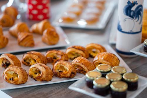 een tafel met borden met gebak en andere zoete deegwaren bij Agriturismo Panacea in Santa Cesarea Terme