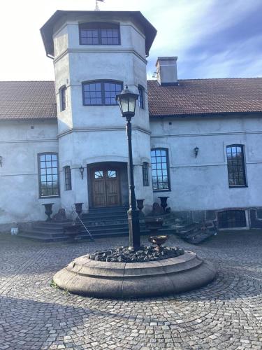 SösdalaにあるBrännerietの前に街灯がある建物
