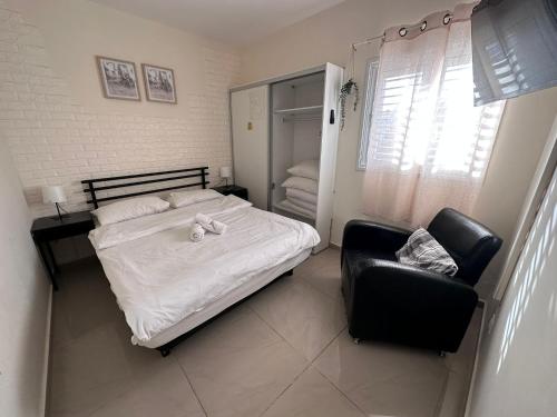 מיטה או מיטות בחדר ב-Milano Suite in Lev Eilat