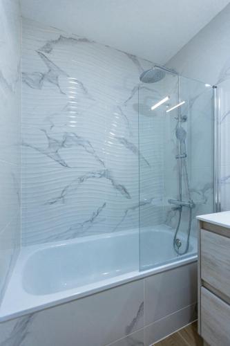 a bathroom with a shower with a glass enclosure at NEW Beach Apartments in Alicante