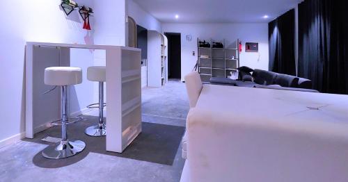 ein weißes Zimmer mit einem Salon mit einem Friseur in der Unterkunft Vrijstaande woning gelijkvloers in Zemst