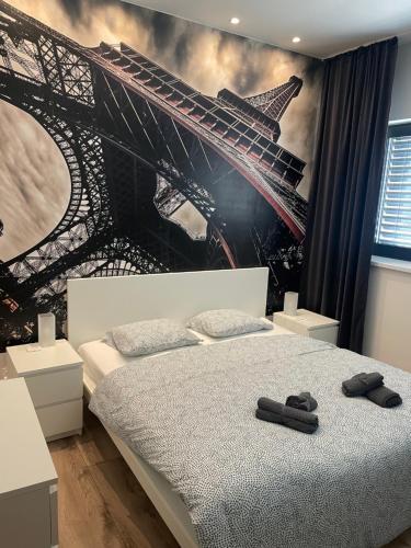 um quarto com uma cama e um mural da Torre Eiffel em City Apartment - Michalovce em Michalovce