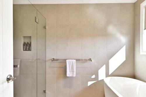 un bagno con doccia, wc e lavandino di Pet-Friendly Paradise Retreat with Pizza Oven a Eglinton