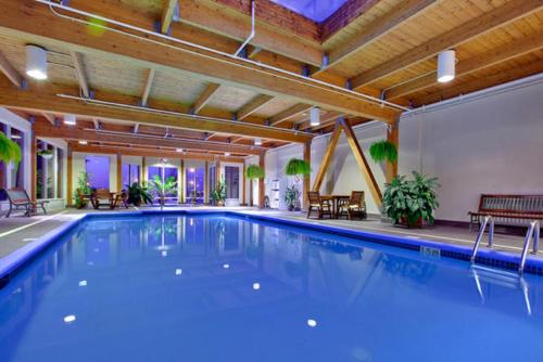 une grande piscine dans un bâtiment dans l'établissement Holiday Inn Montreal Longueuil, an IHG Hotel, à Longueuil