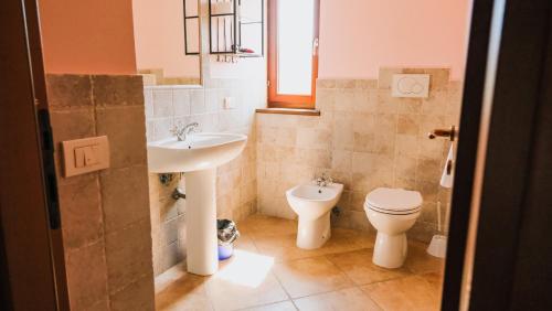 リパトランソーネにあるIL Podere del nonnoの洗面台とトイレ付きのバスルーム
