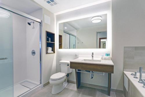 e bagno con servizi igienici, lavandino e doccia. di Holiday Inn Express Whitby Oshawa, an IHG Hotel a Whitby