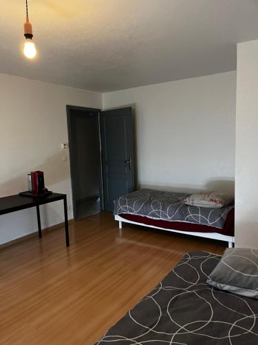une pièce vide avec deux lits et une table dans l'établissement Apollon home Robertsau, à Strasbourg