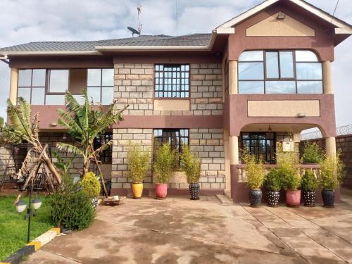 une maison avec des plantes en pot devant elle dans l'établissement Paju & Lelujo Residence, 