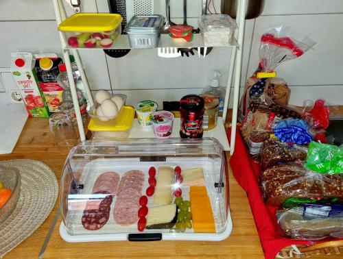 un réfrigérateur avec de la viande, du fromage et d'autres aliments dans l'établissement Wohnen beim FotoGraf, à Hann. Münden