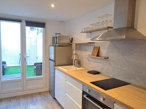 une cuisine avec un comptoir, un évier et une fenêtre dans l'établissement Studio avec Terrasse à 5 minutes de la plage N6, à Saint-Laurent-du-Var