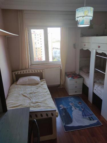 a small bedroom with a bed and a stove at Beylikdüzü bölgesinde ferah bir site içi konut in Beylikduzu