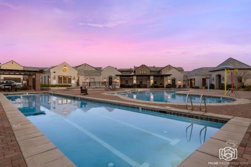 uma piscina num resort com casas em The Wanderer home em Hurricane
