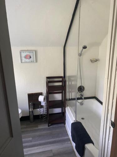 La salle de bains est pourvue d'une douche et d'une baignoire. dans l'établissement Awesome Attic Studio Private Room 3A, à Cincinnati
