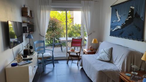 グジャン・メストラにあるLa Villa Littoralisのベッド付きの部屋、窓付きのリビングルームが備わります。