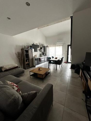 uma sala de estar com um sofá e uma mesa em APPARTEMENT PLEIN CENTRE em Bernis