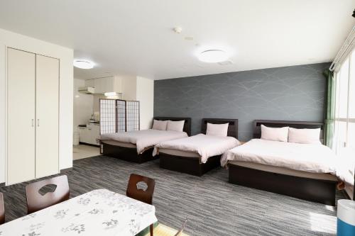 Llit o llits en una habitació de Apartment Susukino Hakuhou Building