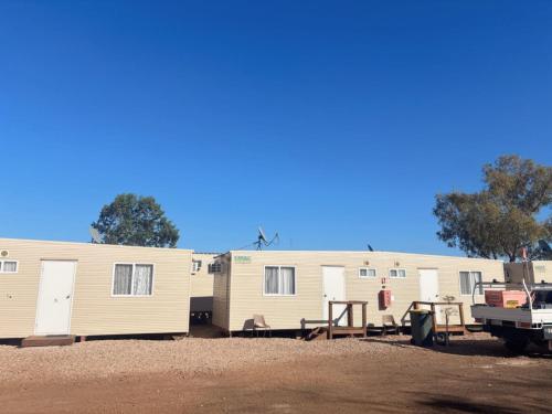 a row of mobile homes in a parking lot at Lyndhurst hotel SA 
