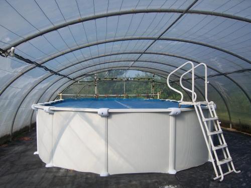 un jacuzzi dans une tente avec une échelle dans l'établissement Calme et tranquillité, à Selles-Saint-Denis