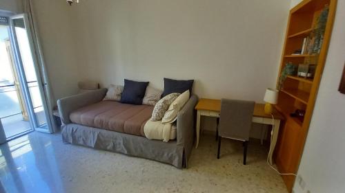 un soggiorno con divano e tavolo di ALBEA a Roma