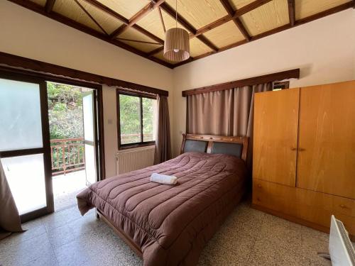 1 dormitorio con 1 cama y armario de madera en Galata's Bridge Boutique Hotel, en Galata