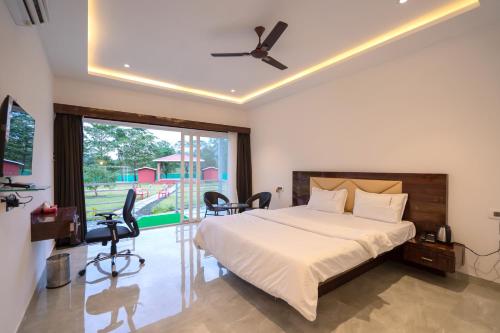 Postel nebo postele na pokoji v ubytování Red Stones Resorts,Karjat