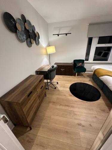 a bedroom with a bed and a desk and a chair at 3 Bed Chill Glouc Free Parking in Gloucester