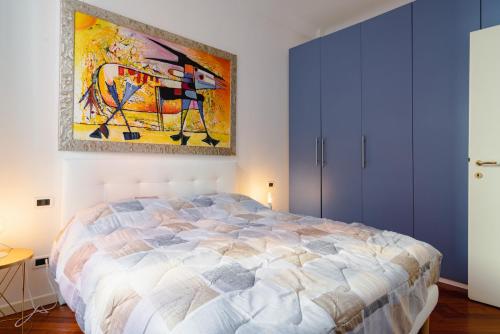 una camera da letto con un letto e un dipinto sul muro di Casa San Felice in the heart of old town a Bologna