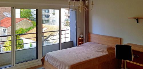 Photo de la galerie de l'établissement Chic Parisian Studio Retreat Bright Spacious and Secure Parking, à Paris