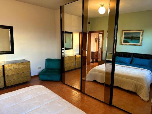 Schlafzimmer mit einem Bett und einem Spiegel in der Unterkunft Villetta nel bosco tra Firenze Arezzo e Siena in Terranuova Bracciolini
