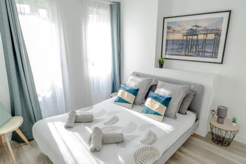 ein weißes Bett in einem Zimmer mit Fenstern in der Unterkunft Aux portes de Bordeaux/\Les Carrelets/\MindUrGuest in Lormont