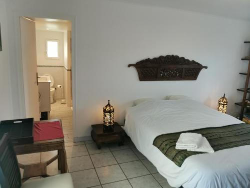 une chambre avec deux lits, une table et une chaise dans l'établissement les rouges gorges, à Lugos