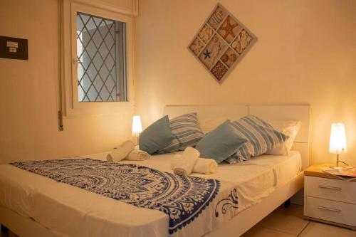 ein Schlafzimmer mit einem Bett mit zwei ausgestopften Tieren darauf in der Unterkunft Villa Isolda bilocale rilassante in Bibione