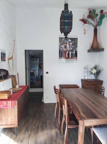 une salle à manger avec une table et des chaises en bois dans l'établissement les rouges gorges, à Lugos