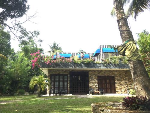 una casa con un árbol delante de ella en Ruwan Villa Ahangama, en Ahangama