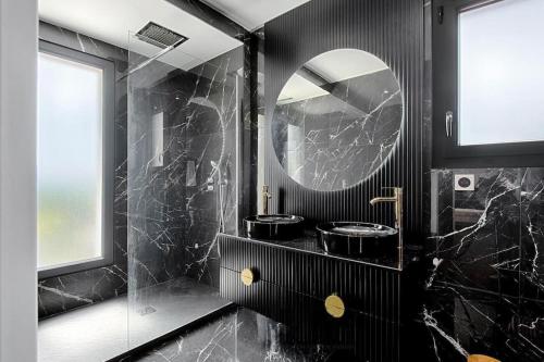 a black bathroom with a sink and a mirror at Villa Vice City -proche Eurexpo/Groupama stadium/LDLC Arena in Chamagnieu