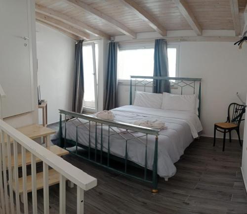 1 dormitorio con 1 cama con marco de metal en Casa Vacanza Altamura en Altamura