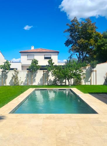 une piscine devant une maison dans l'établissement Villa Bali, à Saint-Just