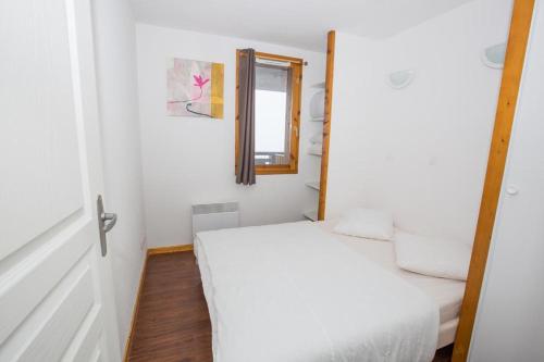 เตียงในห้องที่ Appartement 4 personnes avec piscine, wifi, garage