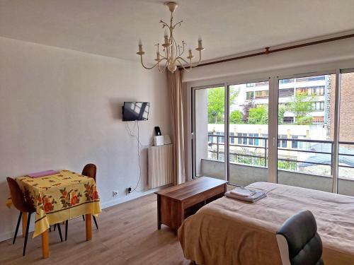 Photo de la galerie de l'établissement Chic Parisian Studio Retreat Bright Spacious and Secure Parking, à Paris