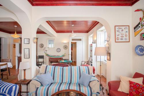 a living room with a couch and a table at Torreira . Yellow Beach Pavilion in Torreira